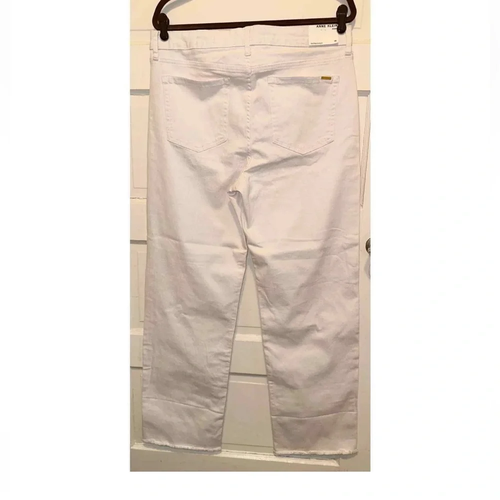 Anna Klein Straight Leg Jeans. NWT‎